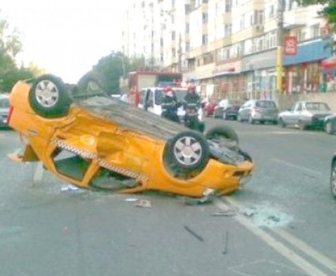 Accident spectaculos: un taximetrist s-a dat peste cap cu maşina